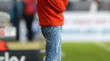 Nicht hinsehen: Cottbus' Trainer Jörg Böhme.