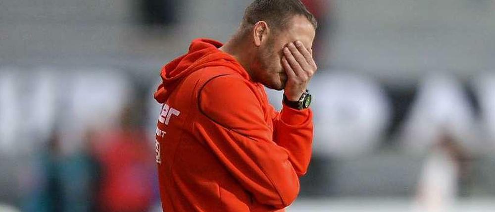 Nicht hinsehen: Cottbus' Trainer Jörg Böhme.