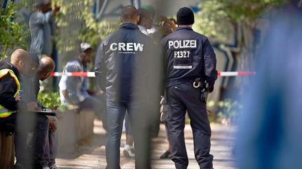 Die Polizei sichert das Gelände der Gerhart-Hauptmann-Schule, wo am Freitagmittag ein Mann erstochen wurde.