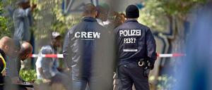 Die Polizei sichert das Gelände der Gerhart-Hauptmann-Schule, wo am Freitagmittag ein Mann erstochen wurde.