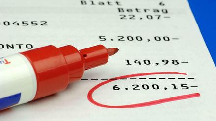 Im Minus. Die Dispozinsen sind meist nur Teil einer Gesamtkalkulation der Banken. Manche Banken bieten günstigere Dispozinsen, verlangen dafür mehr Geld für Karten oder die Kontonutzung selbst. Ein Bankwechsel wegen des Dispos sollte also überlegt und mit spitzem Stift durchgerechnet sein.