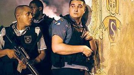 Die Spezialpolizei im Kampf gegen Randalierer in Rio de Janeiro. 