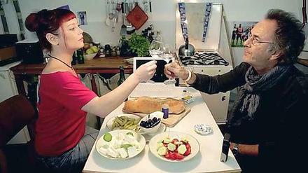 Privater Plausch. Wie bei Sarah Kuttner kommen in der Sendung von Nina Lauterbach Prominente wie der Moderator Hugo Egon Balder (r.) zum Abendessen vorbei.