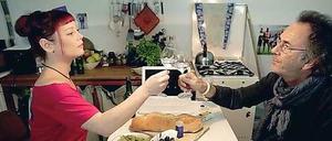 Privater Plausch. Wie bei Sarah Kuttner kommen in der Sendung von Nina Lauterbach Prominente wie der Moderator Hugo Egon Balder (r.) zum Abendessen vorbei. 