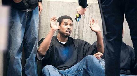 Eine wahre Geschichte. Oscar Grant (Michael B. Jordan) in der Silvesternacht 2008 auf dem Bahnsteig von Fruitvale Station, im Vorort von San Francisco. Der Moment, als ein Polizist einen tödlichen Schuss auf ihn abgibt, wurde mit zahlreichen Mobiltelefonen festgehalten. 