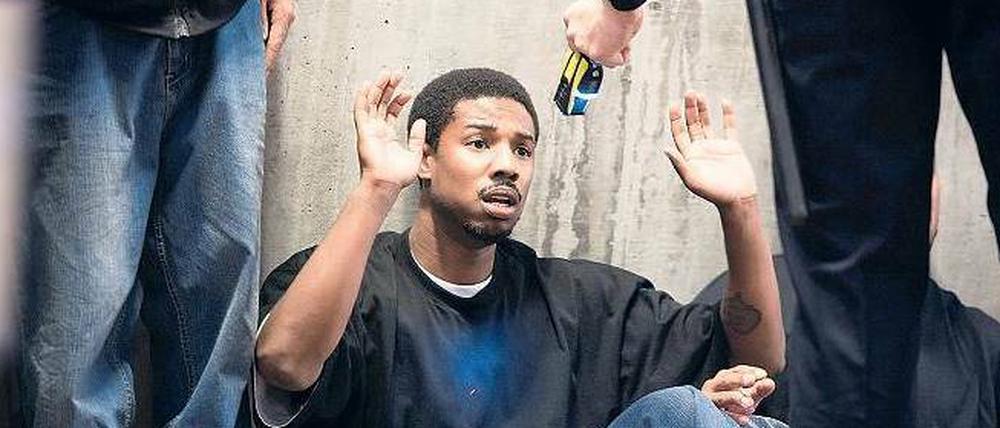 Eine wahre Geschichte. Oscar Grant (Michael B. Jordan) in der Silvesternacht 2008 auf dem Bahnsteig von Fruitvale Station, im Vorort von San Francisco. Der Moment, als ein Polizist einen tödlichen Schuss auf ihn abgibt, wurde mit zahlreichen Mobiltelefonen festgehalten. 