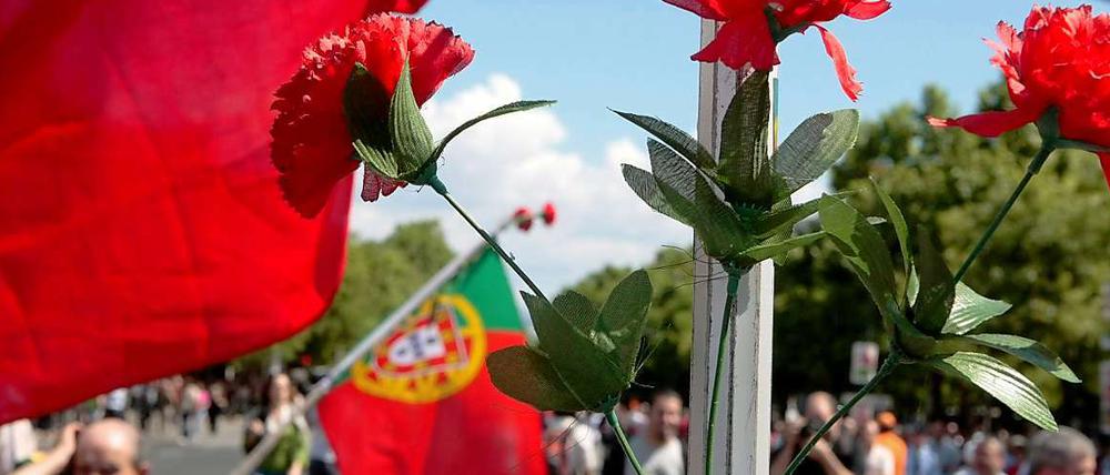 Die Menschen gehen zum Jubiläum auf die Straße.