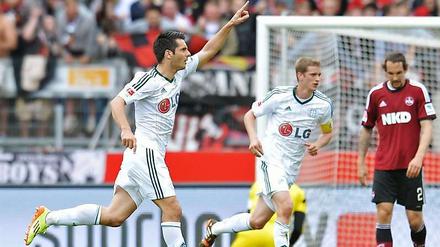 Leverkusens Doppeltorschütze Spahic (li.) und Bender feiern, Nürnbergs Pogatetz (r.) geknickt.