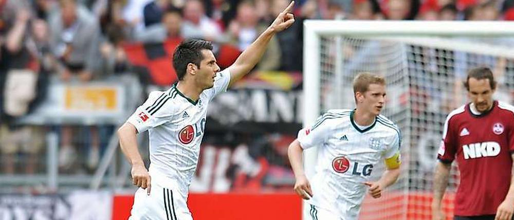 Leverkusens Doppeltorschütze Spahic (li.) und Bender feiern, Nürnbergs Pogatetz (r.) geknickt.