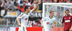 Leverkusens Doppeltorschütze Spahic (li.) und Bender feiern, Nürnbergs Pogatetz (r.) geknickt.
