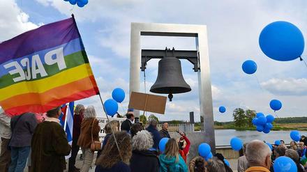 In Frankfurt oder wird beim Ostermarsch die Friedensglocke geläutet. Versammelt hatten sich dafür etwa 100 Menschen.