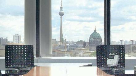 Wo sind denn alle? Im Urlaub! Viele Firmen haben ihre Mitarbeiter aufgefordert, Überstunden abzubummeln. 