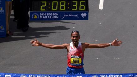 Meb Keflezighi gewann am Sonntag als erster US-Amerikaner seit 31 Jahren den Boston-Marathon. Bei den Frauen gab es sogar einen neuen Streckenrekord. 