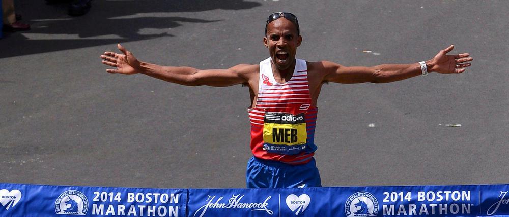 Meb Keflezighi gewann am Sonntag als erster US-Amerikaner seit 31 Jahren den Boston-Marathon. Bei den Frauen gab es sogar einen neuen Streckenrekord.