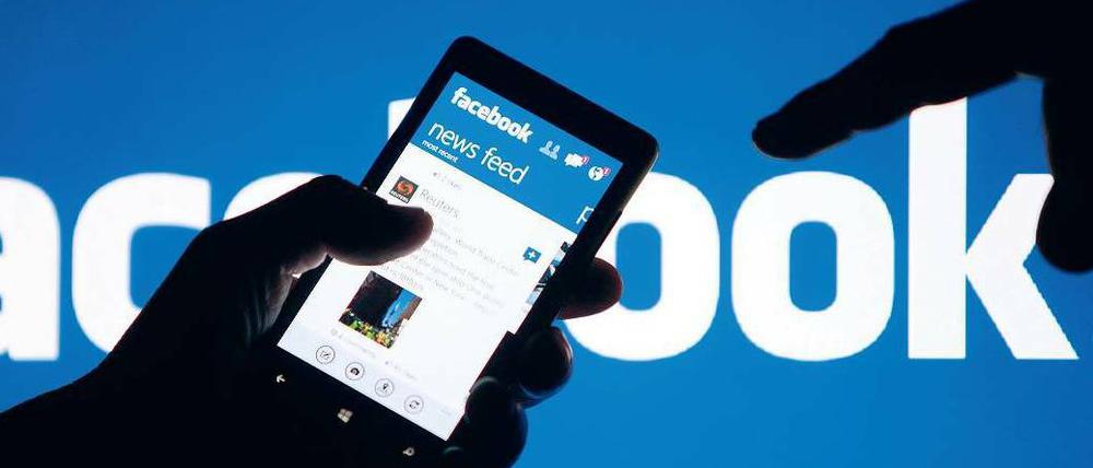Fingerzeig. Wie bringt man möglichst große Werbebanner auf kleine Bildschirme, ohne dabei seine Kunden zu vergraulen? Mit seinen Lösungen lässt Facebook die einstigen Kritiker verstummen.