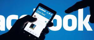 Fingerzeig. Wie bringt man möglichst große Werbebanner auf kleine Bildschirme, ohne dabei seine Kunden zu vergraulen? Mit seinen Lösungen lässt Facebook die einstigen Kritiker verstummen. 