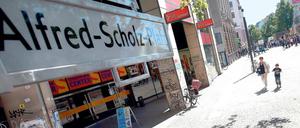 Neukölln, am Schnäppchen-Center heißt nun offiziell Alfred-Scholz-Platz. 