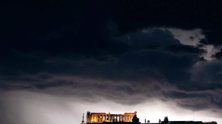 Gewitterwolken über Athen. Erst vor kurzem kehrten die Griechen nach Jahren an den Kapitalmarkt zurück – mit Erfolg. Darauf ausruhen kann sich das Land aber nicht, warnt die EU-Kommission eindringlich.