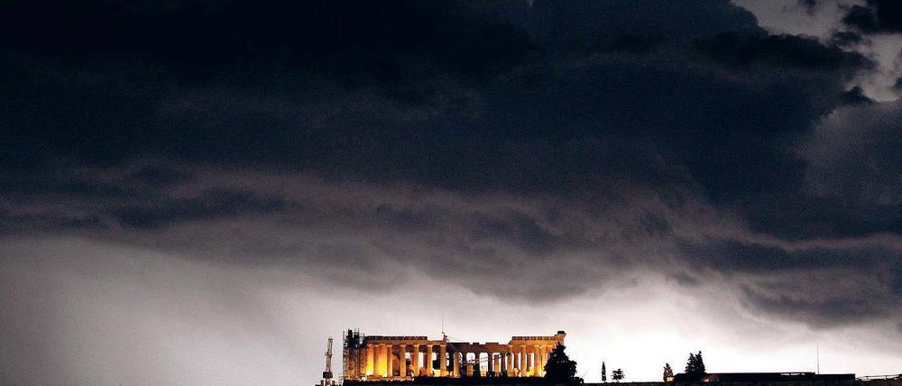 Gewitterwolken über Athen. Erst vor kurzem kehrten die Griechen nach Jahren an den Kapitalmarkt zurück – mit Erfolg. Darauf ausruhen kann sich das Land aber nicht, warnt die EU-Kommission eindringlich.