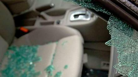 Die Zahl der Autoeinbrüche in Berlin ist auf ein neues Rekordniveau gestiegen. Jeden Tag werden etwa 100 Wagen aufgebrochen. Die Polizei ist nahezu hilflos - die Täter können in den wenigsten Fällen ermittelt werden.