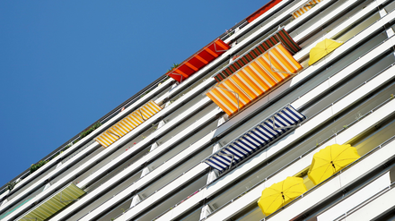 Alles Gute kommt von oben. Auf Bundesebene werben die Grünen dafür, dass auf jedem Dach eine Solaranlage Platz findet. In Berlin will die Öko-Partei Mieterinnen und Mieter vor überzogenen und unbezahlbaren Preisen schützen.