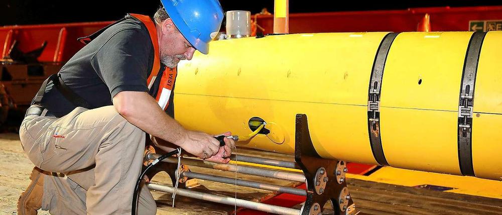 Das unbemannte Tauchboot Bluefin-21 wird präpariert.