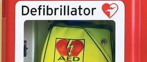 Ein Herz fassen. Mit Defibrillatoren kann man durch Stromstöße im Notfall Herzrhythmusstörungen beseitigen. Im öffentlichen Nahverkehr gibt es die Geräte aber nicht. 