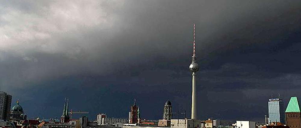 Gegen 15.30 Uhr zogen schwarze Wolken über den Berliner Himmel. Kurz darauf brach der Regen los. 