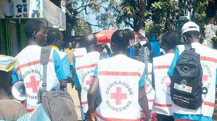 Gegen die Angst. Mitarbeiter des Roten Kreuzes klären die Menschen in Guinea auf, wie sie sich vor Ebola schützen können.