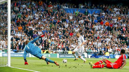 Leichte Übung. Benzema schiebt zum 1:0 für Real ein. Neuer und Alaba können nur noch zuschauen.