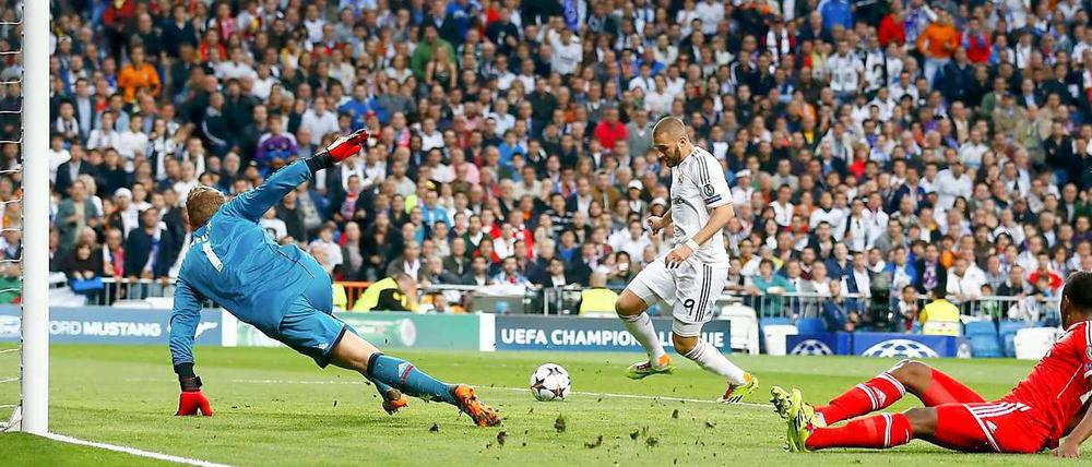 Leichte Übung. Benzema schiebt zum 1:0 für Real ein. Neuer und Alaba können nur noch zuschauen.