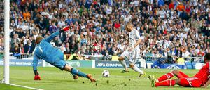 Leichte Übung. Benzema schiebt zum 1:0 für Real ein. Neuer und Alaba können nur noch zuschauen.