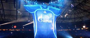 Positive oder negative Energie? Anfang 2007 stellte der FC Schalke 04 seinen neuen Trikotsponsor vor. Seitdem gibt es mal mehr und mal weniger Aufregung um diese Verbindung.