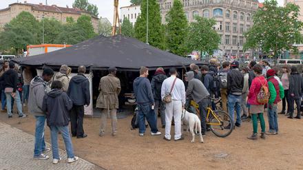 Das Infozelt auf dem Oranienplatz steht.