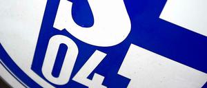 Angesichts der Ukraine-Krise sorgt ein geplanter Besuch der Mannschaft von Schalke 04 bei Wladimir Putin für Streit.