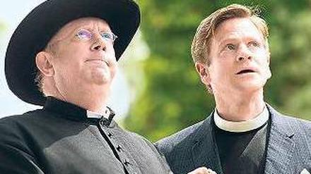 Father Brown (Mark Williams, li.)