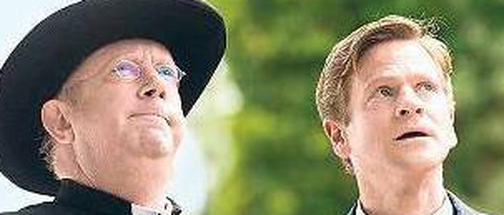Father Brown (Mark Williams, li.)