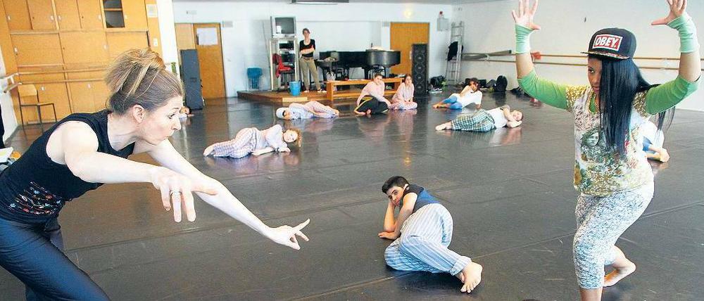 Wilde Träume. Oberschüler der Ernst-Schering-Oberschule aus Wedding proben unter der Leitung von Tanzpädagogin Kathlyn Pope. 
