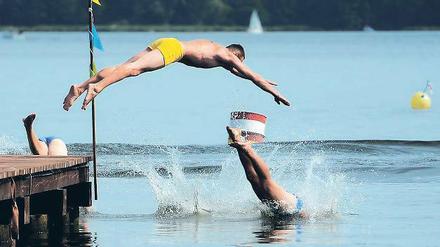 Springt schön. Das Seebad Friedrichshagen liegt am Müggelsee. Der ist aber noch etwas frisch.