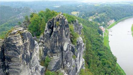 Nur für Schwindelfreie. Blick von der Aussichtsplattform auf der Bastei über die Elbe.