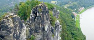 Nur für Schwindelfreie. Blick von der Aussichtsplattform auf der Bastei über die Elbe.