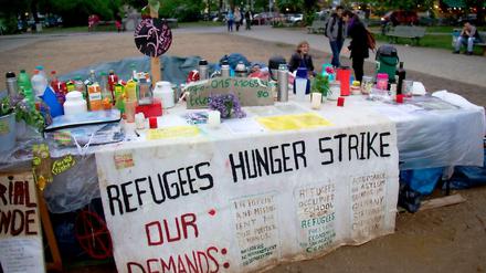 Der Protest auf dem Oranienplatz geht weiter: Es wird protestiert - und informiert.