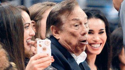 Auch seine junge Freundin hat afroamerikanische Vorfahren. Der 80-jährige Donald Sterling mit Vanessa Stiviano (rechts).