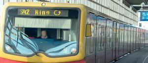 Die Sorgen-Bahn. Damit es künftig weniger Ausfälle gibt, wird ein neuer Betreiber gesucht. Doch viele der potenziellen Interessenten aus aller Welt sind schon abgesprungen. Die Deutsche Bahn will es jedenfalls noch mal versuchen. 