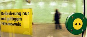 Die Fahrausweise, bitte. Wann BVG-Tickets teurer werden, steht offenbar noch nicht fest. Dass Fahrgäste die Verkehrsbetriebe mitfinanzieren müssen, durchaus.