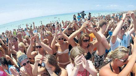 Mit öffentlichen Partyexzessen ist es bald vorbei. Urlauber auf Mallorca. 