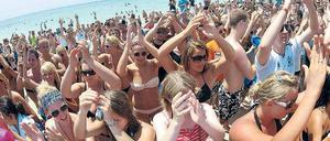 Mit öffentlichen Partyexzessen ist es bald vorbei. Urlauber auf Mallorca. 