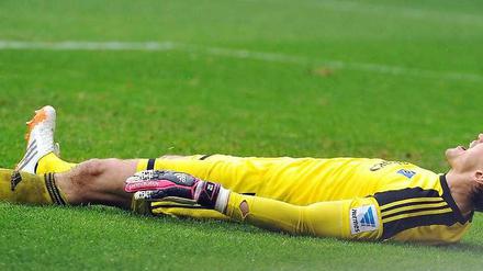 Der Adler ist gelandet: HSV-Torwart René Adler hat sich schonmal hingelegt und wartet auf die Audienz beim Schamanen.