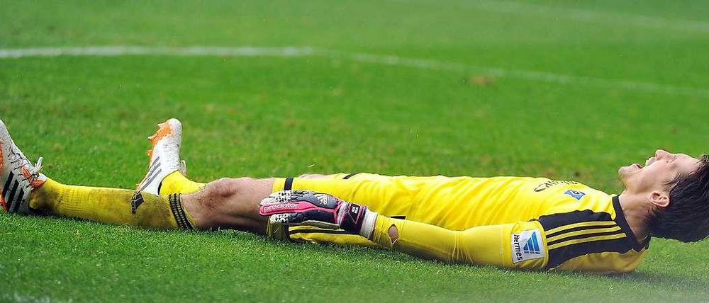 Der Adler ist gelandet: HSV-Torwart René Adler hat sich schonmal hingelegt und wartet auf die Audienz beim Schamanen.