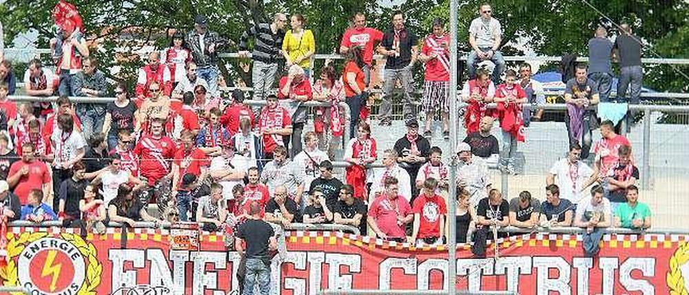 Love it - and leave it: Nach 17 Jahren müssen die Cottbusser und ihre Fans die geliebte erste und zweite Liga verlassen.